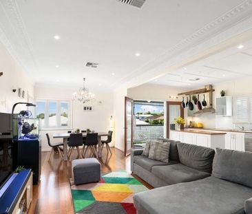 Beautiful Modern Home close to Amenities - Photo 3