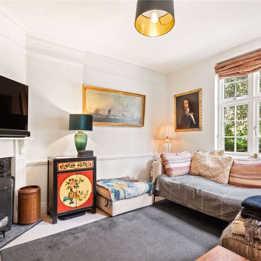 AVAILABLE FOR UP TO 6 MONTHS - A beautiful 4 bedroom family home with a spacious garden and summer house. - Photo 1