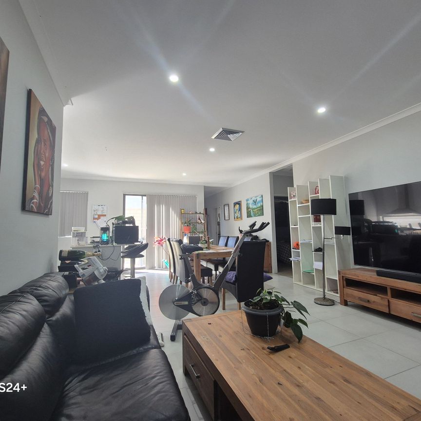 Banksia Grove - Photo 1