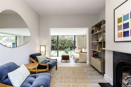 Short let only -beautiful, grade II listed house, located in the enviable Roupell Street Conservation area. - Photo 2