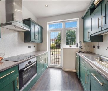 3 Bed Terraced House, Brockham Drive, IG2 - Photo 4