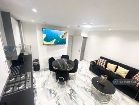 3 bedroom semi-detached house to rent - Photo 4