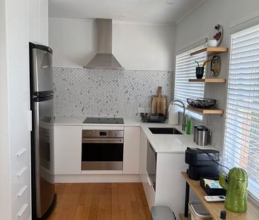 Newly renovated fully furnished 1 bdr unit - Photo 1