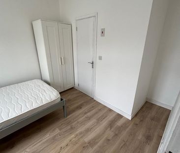 Room in a Shared House, Cairns Crescent, BS2 - Photo 1