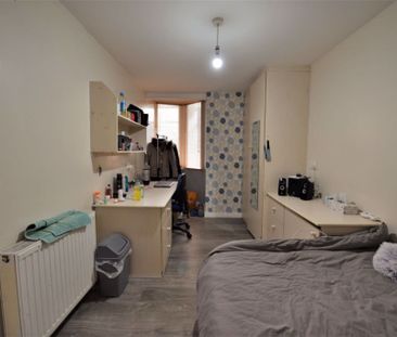 3 bedroom Flat in Hollybank, Leeds - Photo 2