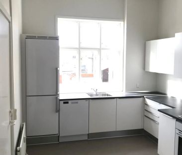 Lækker lejlighed med stuklofter og nyt køkken - Foto 6