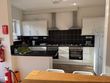 6 bedroom detached house to rent - Photo 2