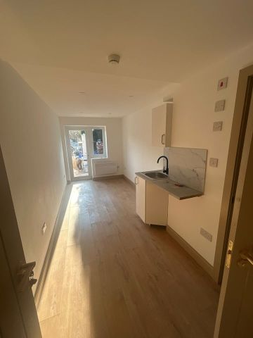 Studio Flat, Streatham High Road, SW16 - Photo 3