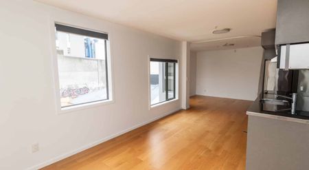 Modern 1 Bedroom Apartment - Photo 2