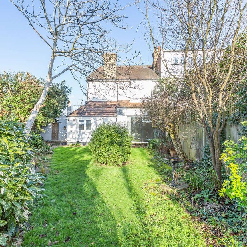 Newly refurbished two bedroom flat with private south facing garden in Barnes Village - Photo 1