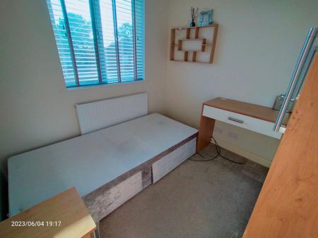 3 bedroom semi-detached house to rent - Photo 3