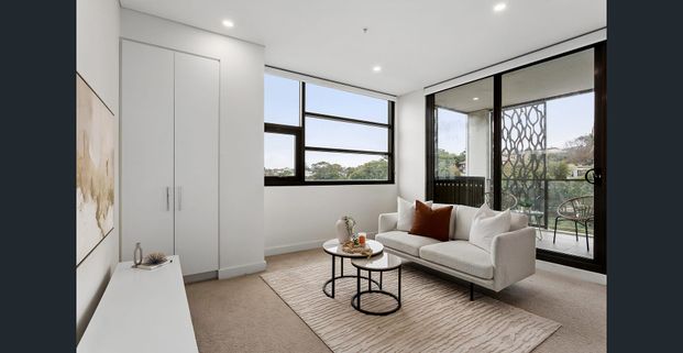 Renovated sun soaked apartment with district views - Photo 1