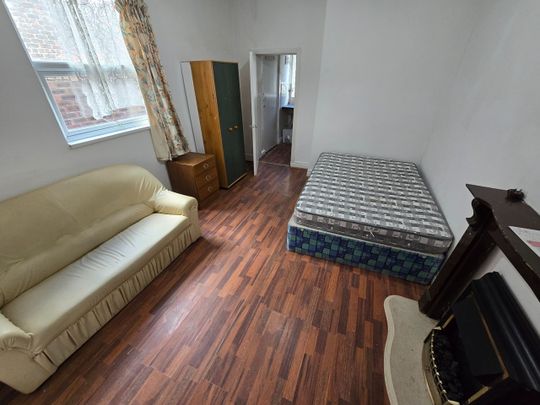 Studio Flat, Sheil Road, L6 - Photo 1