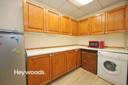 3 bed semi-detached house to rent in High Lane, Burslem, Stoke-on-Trent, Staffordshire - Photo 3