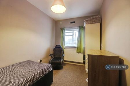 4 bedroom terraced house to rent - Photo 3