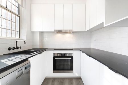 RENOVATED APARTMENT IN CONVENIENT POSITION - Photo 3