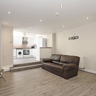 Stylish 4-Bed Ensuite Student House on Vibrant Ecclesall Road - Photo 1