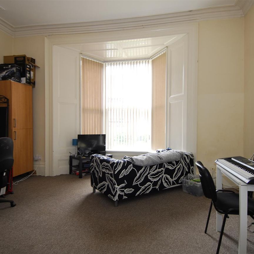 Woodland Tce Flat 1, Plymouth - Photo 1