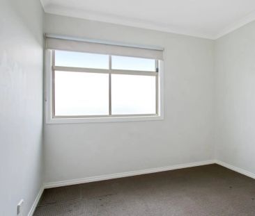SPACIOUS TOWNHOUSE IN HEART OF EPPING - Photo 4