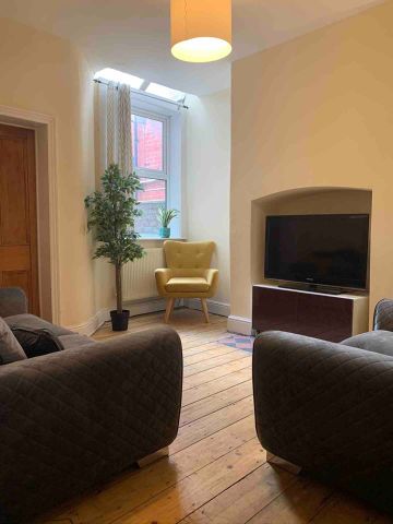 3 Bed Terraced House, Moseley Road, M14 - Photo 2