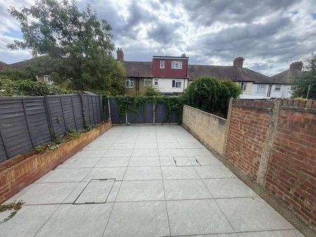 Waverley Road, London, SE25 - Photo 2