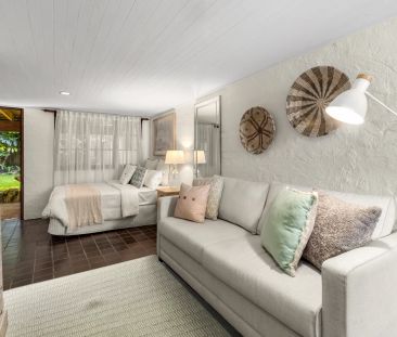 Character-filled semi with sun and double parking - Photo 1