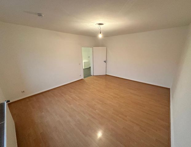 ***Renovierte 3-Zi.-Wohnung, KDB, Gäste-WC, 76m², DG, Nähe EVK*** - Photo 1