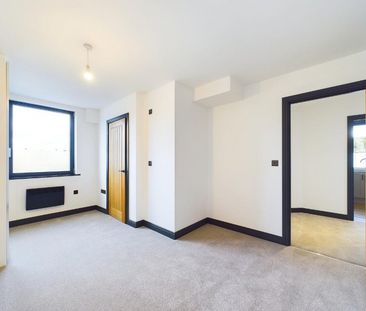 2 bedroom Flat To Let - Photo 2
