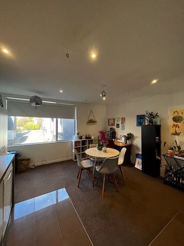 Stylish 3BR Townhouse in Newtown - Photo 4