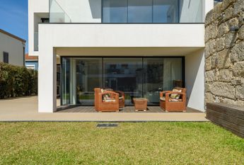 Moradia V5 em Senhora da Hora com jardim e piscina