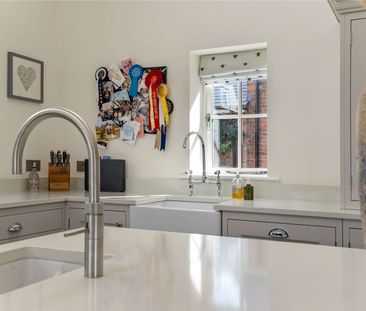 A beautifully presented red brick four bedroom home - Photo 2