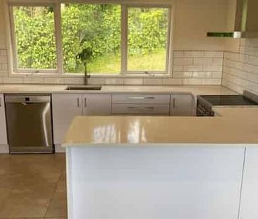 WELL PRESENTED 3X BEDROOM UPSTAIRS HOME: - Photo 2