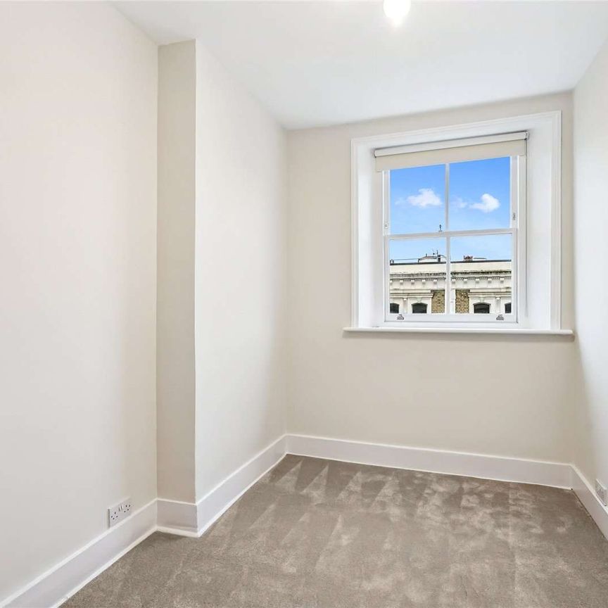 Spacious two bedroom flat on the second and third floors of a period building in South Kensington. - Photo 1