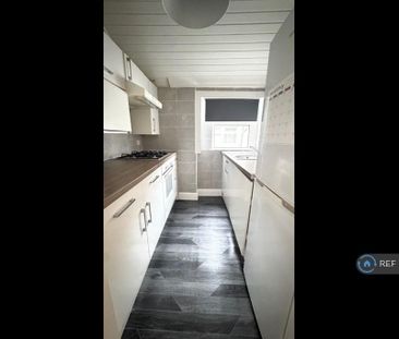 3 bedroom flat to rent - Photo 4