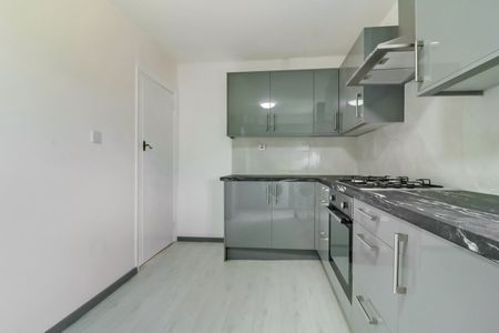 Queens Court, Kenton Lane, Harrow, HA3 - Photo 2