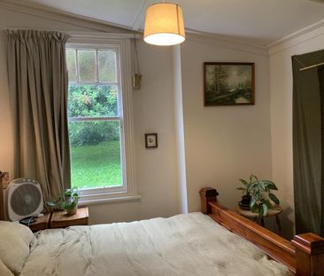 Lovely Character 2 bedroom flat available now - Photo 5