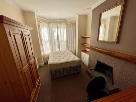 5 bedroom house to rent Landcross Road, Fallowfield, Manchester, M14 - Photo 2