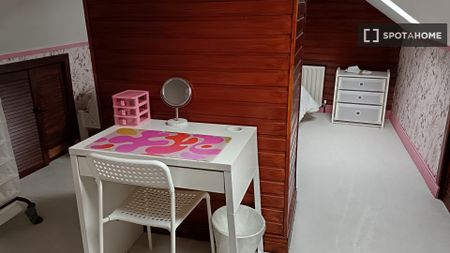 Tidy room for females in 2-bedroom house Dublin - Photo 2
