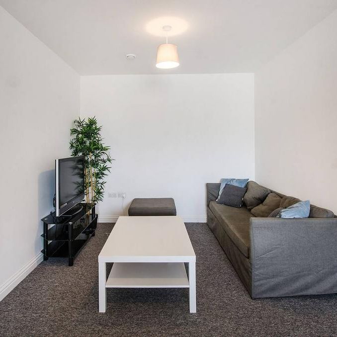 4 bedroom flat to rent - Photo 1