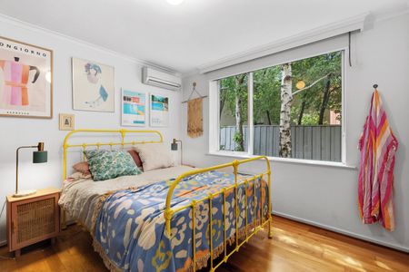 Spacious Northern-Facing 3-Bedroom Apartment in Coveted St Kilda Location - Photo 2