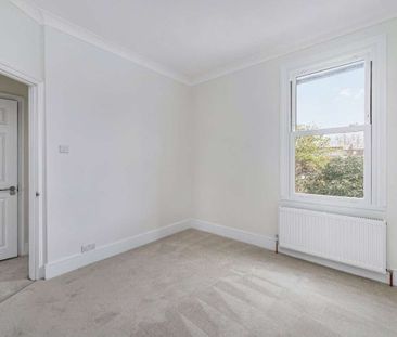 A beautifully presented two bedroom house with private garden. - Photo 4