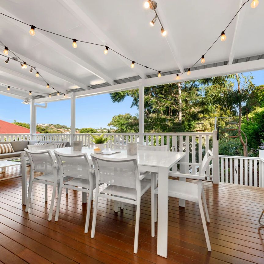 A Charming Family Home in a Leafy Holland Park West Pocket - Photo 1