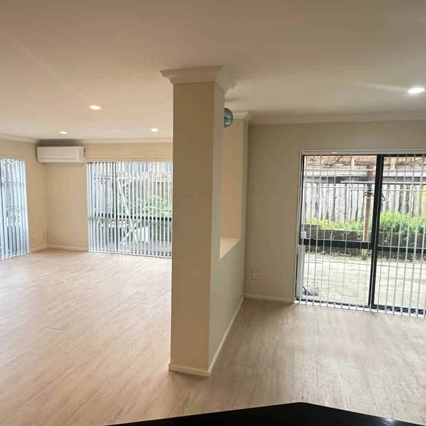 Six bedroom house with 3 bathrooms in East Tamaki - Photo 1