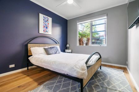 Stunning, Fully Renovated and Spacious Beach-Side Living – FULLY FURNISHED - Photo 4