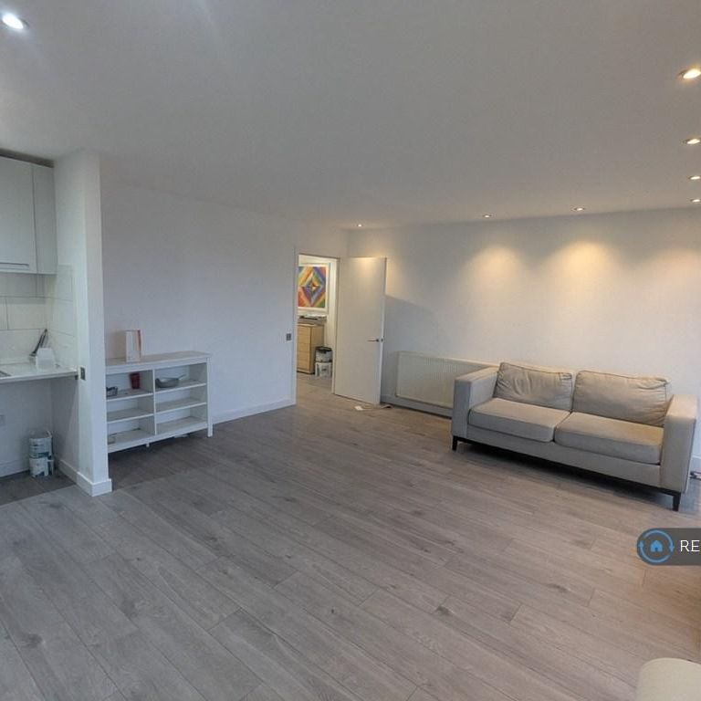 1 bedroom in a flat share to rent - Photo 1