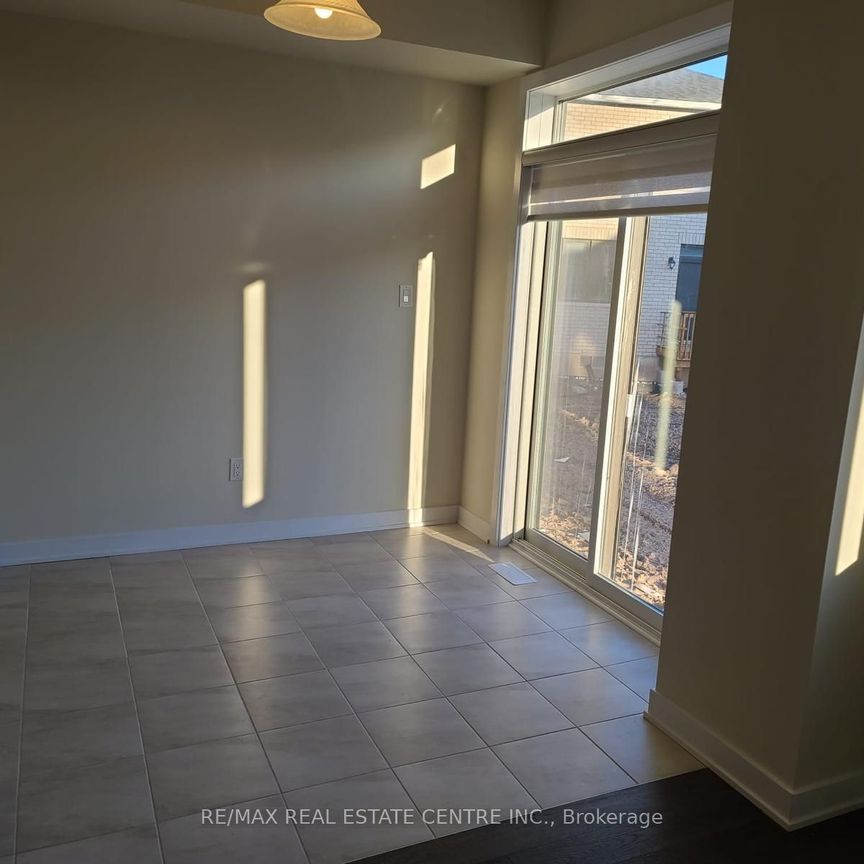 Townhouse For Lease | X8130326 - Photo 1