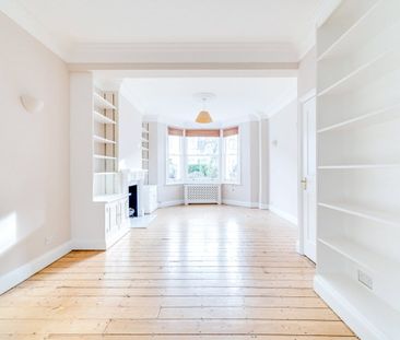 A large four double bedroom family home situated on a prime residen... - Photo 4