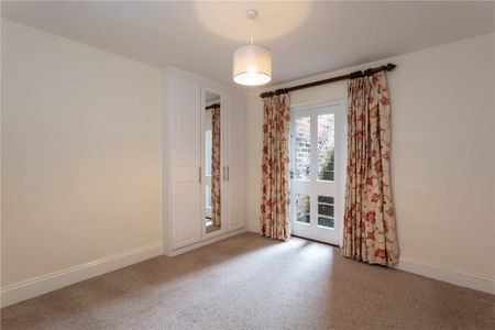 Well-presented and deceptively spacious basement two bedroom unfurnished apartment situated in York City Centre - Photo 5