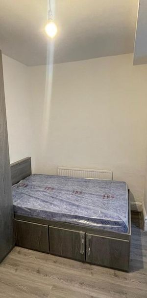 4 bedroom end of terrace house to rent - Photo 1