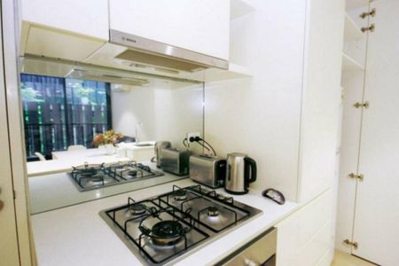 Spacious fully furnished apartment near Melbourne University (1 bedroom + 1 study room) with the potential to be converted into a 2-bedroom layout. - Photo 4